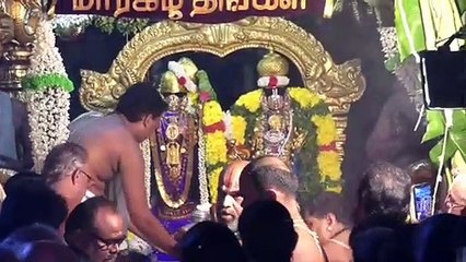 ஆண்டாள் கோயில் ஊழியரை எட்டி உதைக்கும் அதிகாரி.. பரபர வீடியோ!