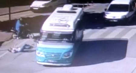 Kırmızı ışıkta durmayan minibüsün yayaya çarptığı anlar kamerada