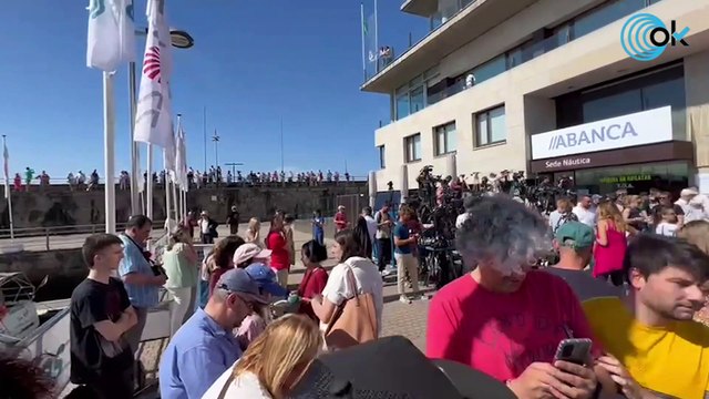 Gran expectación a la llegada de Juan Carlos I al Real Club Naútico de Sangenjo