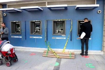 Yanında taşıdığı bankla ATM'yi parçaladı