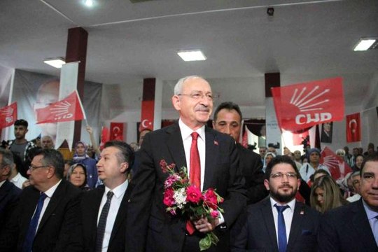 Kılıçdaroğlu, Bucak'ta partisine yeni katılanlara rozetlerini taktı