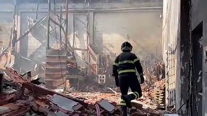 Scandicci (Firenze), capannone distrutto da un incendio