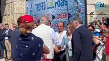 Juan Carlos I, visiblemente emocionado, llega al Club Náutico entre gritos de 