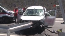 Maltepe’de ticari araç bariyerlere saplandı: 2 yaralı