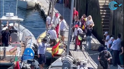 El Rey Juan Carlos embarca en una lancha auxiliar para  seguir de cerca la regata de Sangenjo