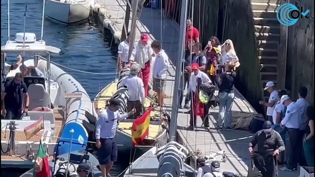 El Rey Juan Carlos embarca en una lancha auxiliar para seguir de cerca la regata de Sangenjo