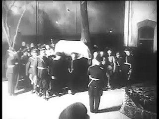 "Atatürk öldü mü, ölmedi mi?" Twitter'dan ekonomi yöneten sözde ekonomist bunu tartışıyor