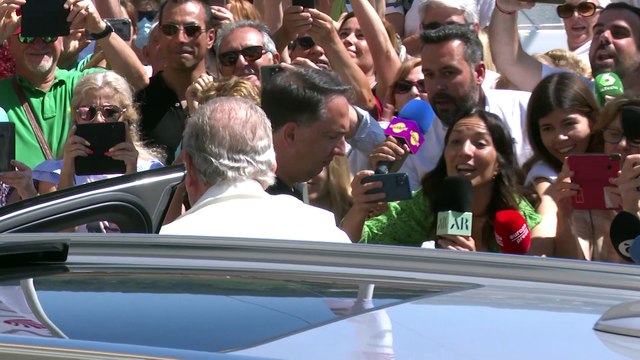 Juan Carlos I aclamado a su llegada al náutico de Sanxenxo con vítores de ¡Viva el rey!