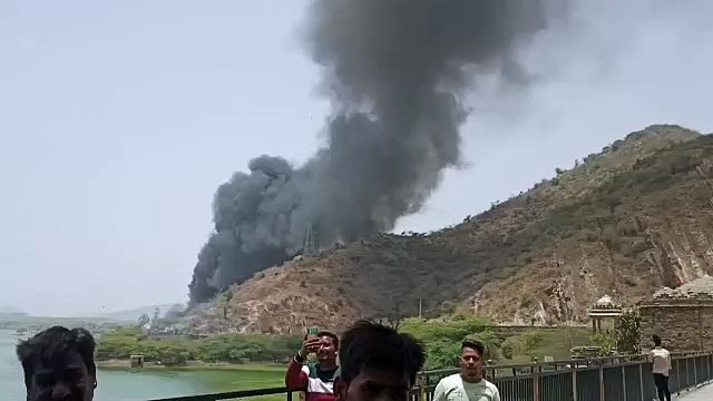 Uncontrollable mob set fire, stone pelted on police