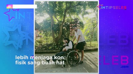 Artis Dian Ayu Lestari Memilih Pakai Kursi Roda Saat Hamil