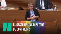 Una diputada de Compromís extiende una bandera arcoíris en las Cortes Valencianas