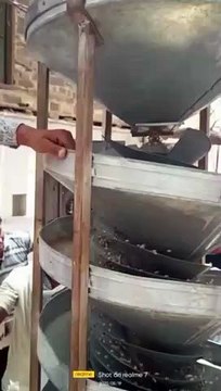 बीज के लिए किसान कर रहे सोयाबीन की ग्रेडिंग