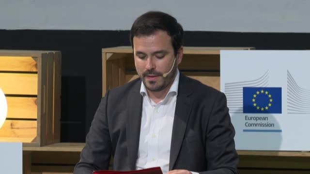 Garzón propone consumir menos carne y productos lácteos para reducir la huella de consumo en España