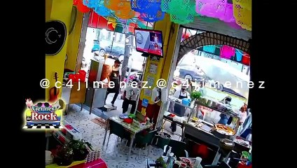 Taquero salva a joven que se ahogaba mientras comía