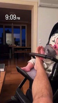 Σάκης Τανιμανίδης: Παίζει με την κόρη του το παιχνίδι που θα σου θυμίσει τα παιδικά σου χρόνια