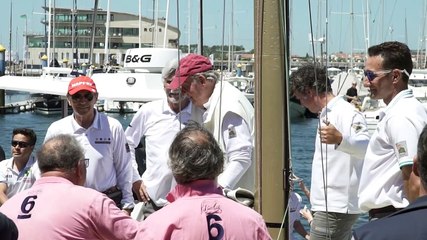Juan Carlos I observando la regata en Sanxenxo desde la neumática "Cristina"