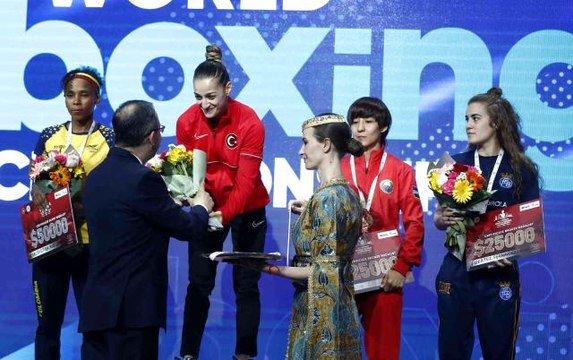 İstanbul'un ev sahipliğinde düzenlenen IBA Dünya Kadınlar Boks Şampiyonası'nda Türkiye, takım halinde şampiyon oldu.