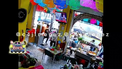 Taquero salva a joven que se ahogaba mientras comía