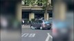 Paris : Un automobiliste renverse un livreur... et s’enfuit avec le vélo sous ses roues
