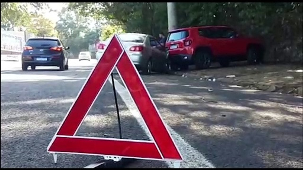 Corolla e Renegade colidem na Rua Cuiabá