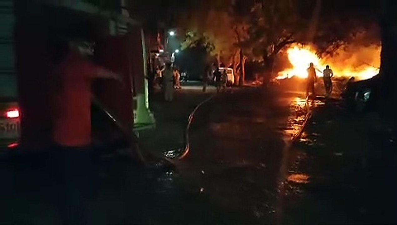 Burning Scrap :कबाड़ में भीषण आग, दो कारें भी जली