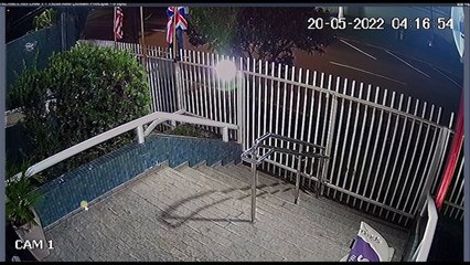 Vídeo mostra homem trepando em mastro para furtar bandeiras