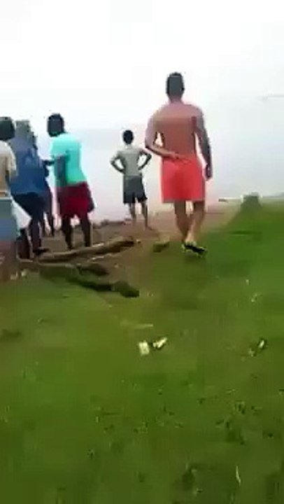 Grupo de cubanos abandona la isla en lancha desde una playa en Pinar del Río