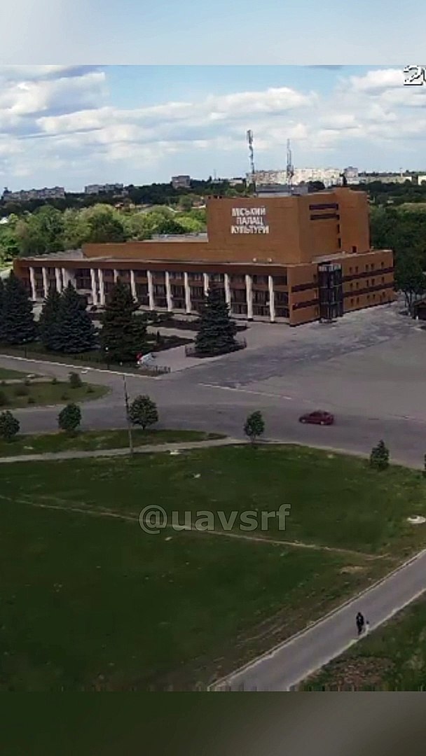 ⁣Ракетный удар по дворцу культуры в Лозовой | Завдано ракетного удару по палацу культури у Лозовій