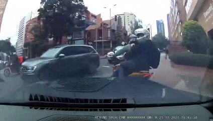 Un abogado atropella a dos asaltantes con su BMW en Colombia
