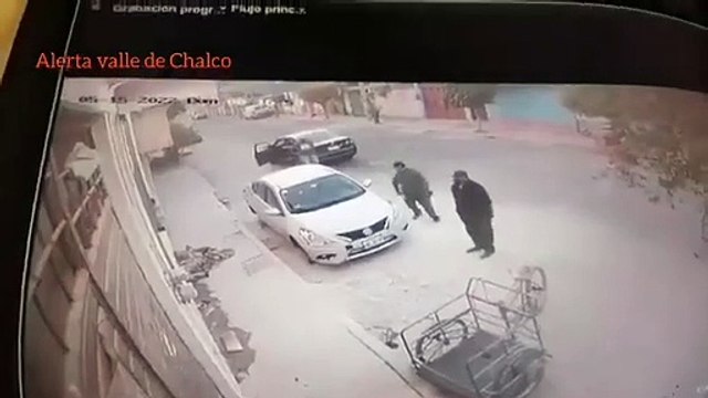 Sujetos roban las 4 llantas de un auto en menos de un minuto; la policía no pudo atender el caso