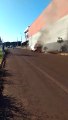 Kombi pega fogo e mobiliza bombeiros em Apucarana