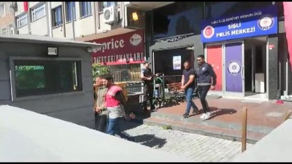 Şişli'de turistlerin 45 bin TL değerindeki paralarını el çabukluğu yöntemiyle çaldıkları iddia edilen iki taksici gözaltında