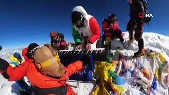 Meksikalı genç dağcı Everest Dağı’nın zirvesinde org çaldı