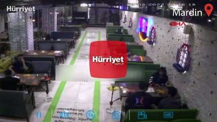 Mardin'de bir otomobil içinde müşterilerin olduğu kafeye daldı: 4 yaralı