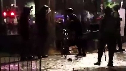 Aseguran que carabinero empujó a ciclista en medio de protestas en el centro de Santiago