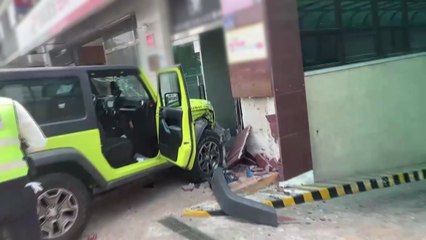 SUV 차량 노인복지센터 건물로 돌진...운전자 경상 / YTN