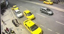 Turistlerin 3 bin dolarını 'tırnakçılık' yöntemiyle çalan taksiciler kamerada