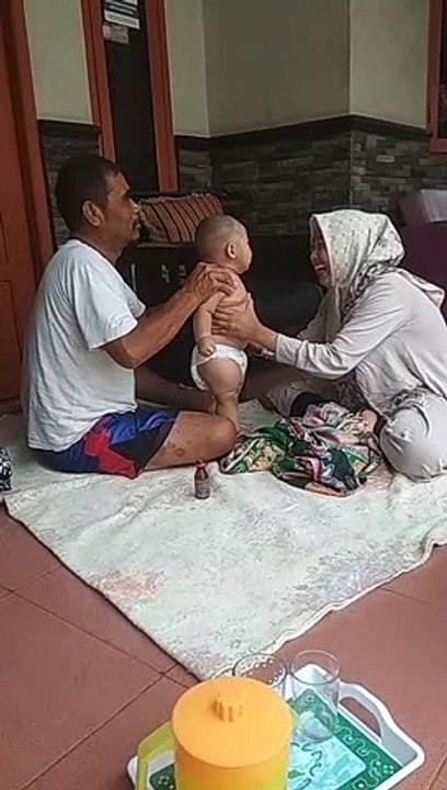 Bocah bayi di urut