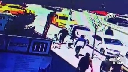 İstanbul'da dehşet anları... Plakayı söküp şoföre saldırdı!