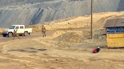 खदान से दिनदहाड़े डीजल चोरी, जवानों ने किया पथराव तो गाड़ी घुमाकर कुचलने पहुंच गए चोर