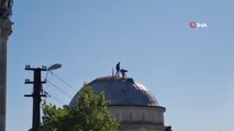 Cami kubbesinde çalışan işçiler yürekleri ağızlara getirdi