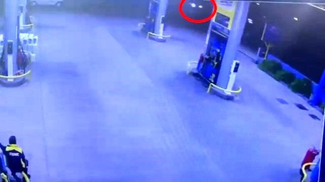 Kaza yapmamak için benzinliğe daldı; facia teğet geçti