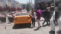 Taksimetre ücretine itiraz eden kadın ortalığı birbirine kattı... Plakayı söküp şoföre saldırdı