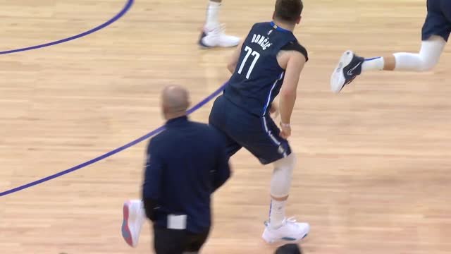 Curry leads Warriors' stunning second half comeback