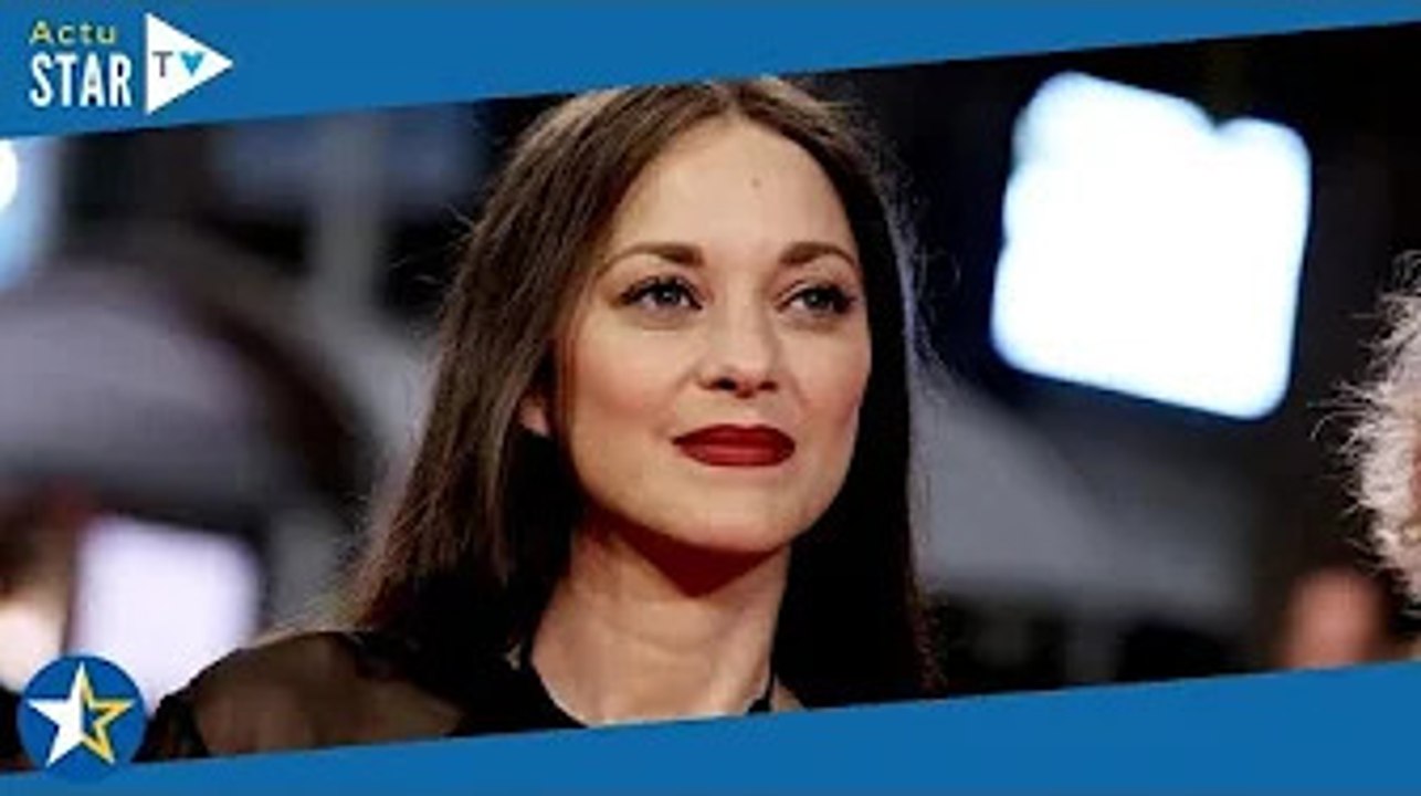 Cannes 2022 : Marion Cotillard, ultra sexy en Chanel, laisse entrevoir ses fesses sur le tapis rouge