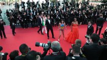Cannes Film Festivali: Kırmızı halıda soyunan kadından Rusya protestosu