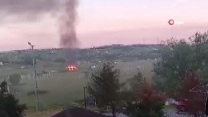 Boş arsadaki prefabrik yapı alev aldı, o anlar kameraya yansıdı