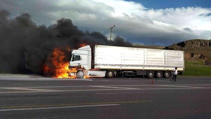 Seyir halindeki tır alev aldı, sürücü son anda kurtuldu