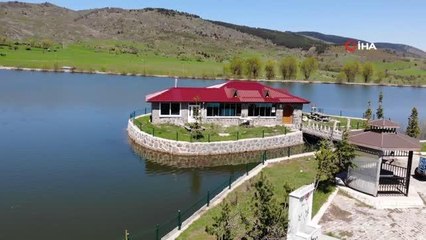 Yeşilliğin ortasındaki gölet manzarası ile hayran bırakıyor