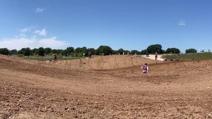 Motokros parkurunda sporcu ve seyircilere "Edirne tarhanası" ikram edildi